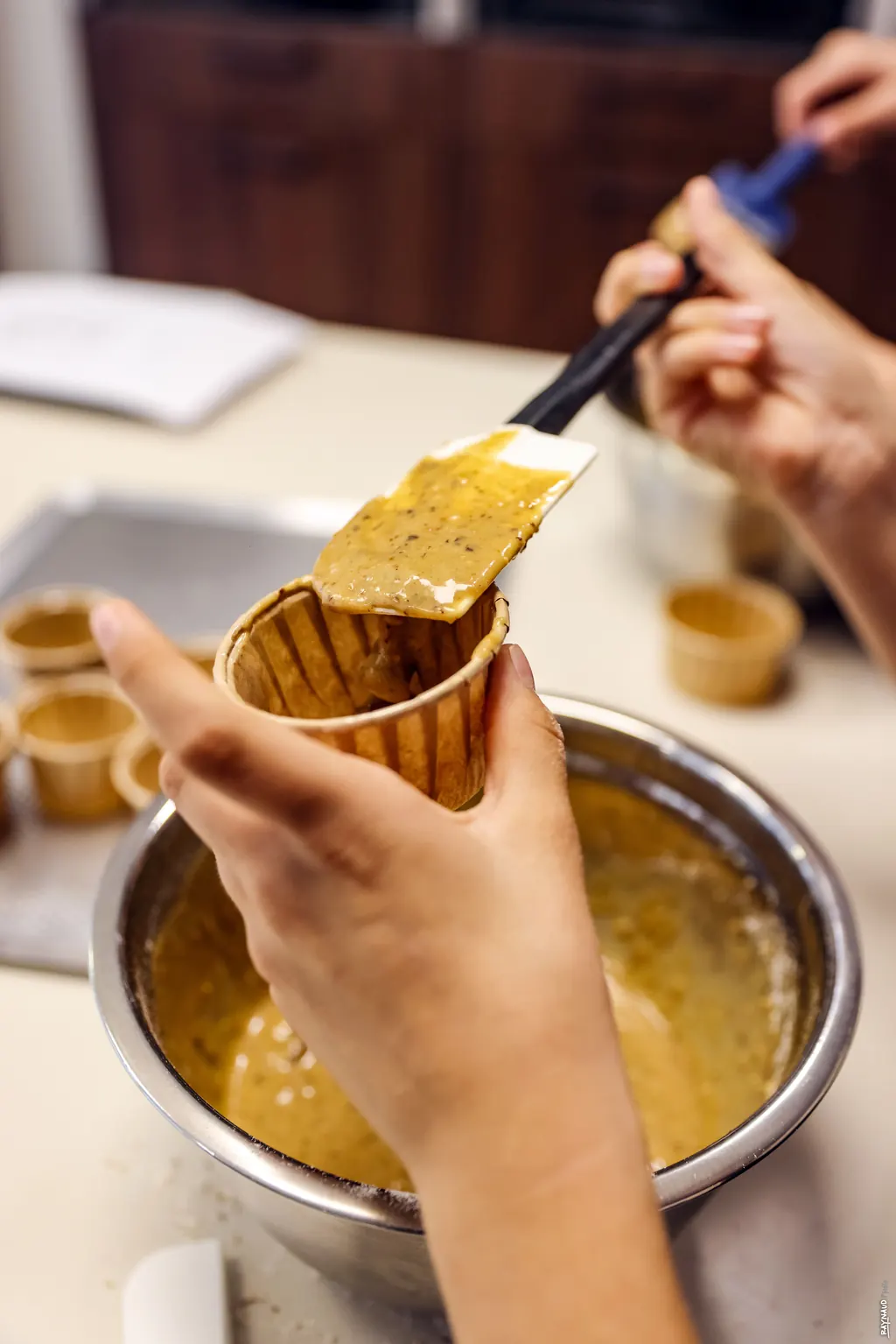 Garnissage de cupcakes pendant un cours